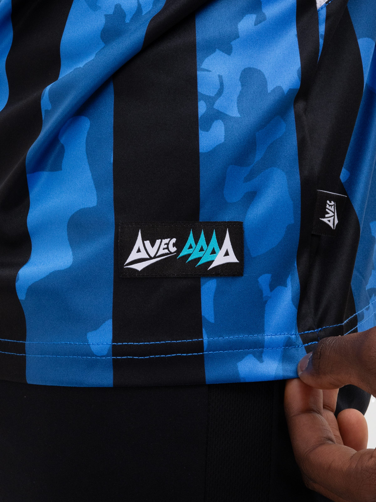avec woven tag
