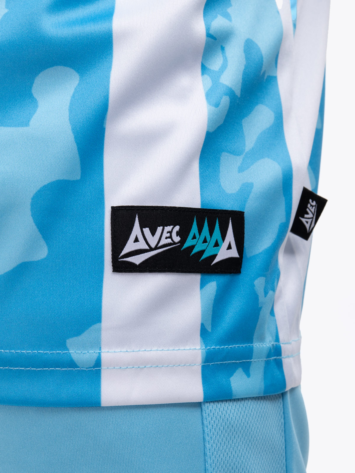 avec woven tag