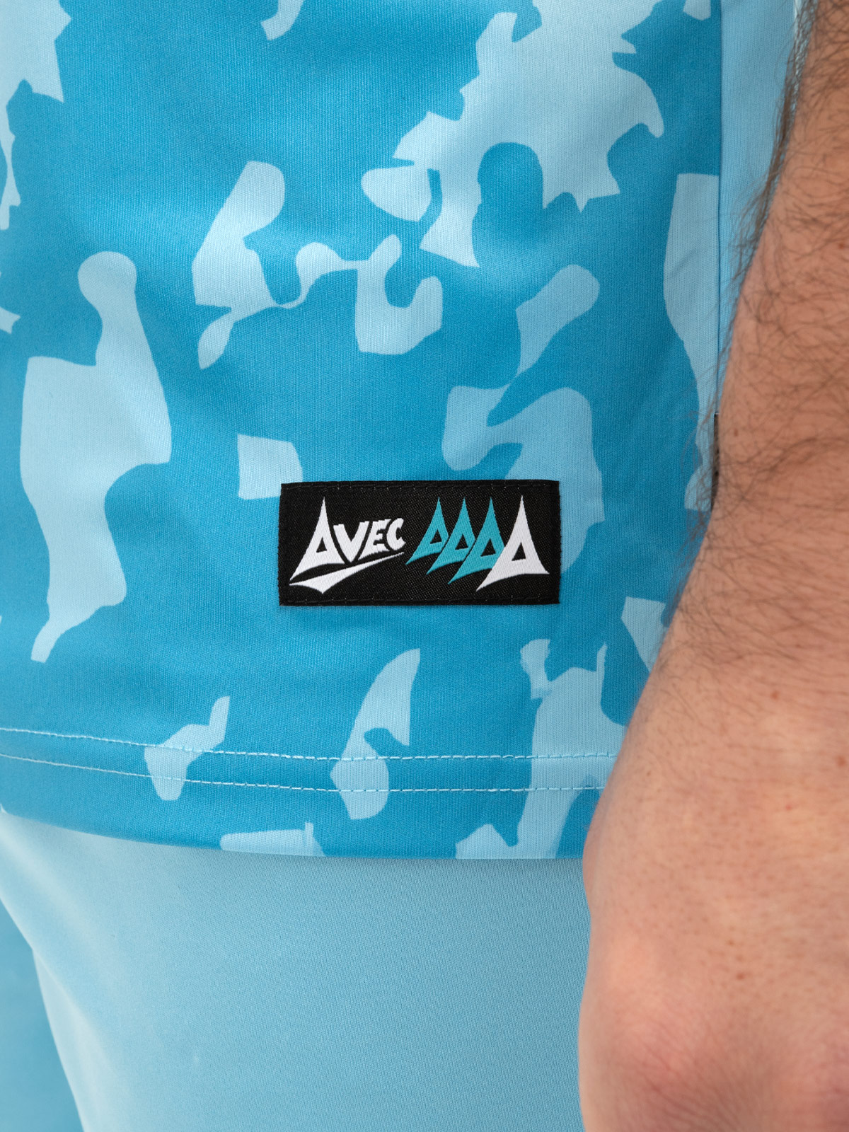 avec woven tag