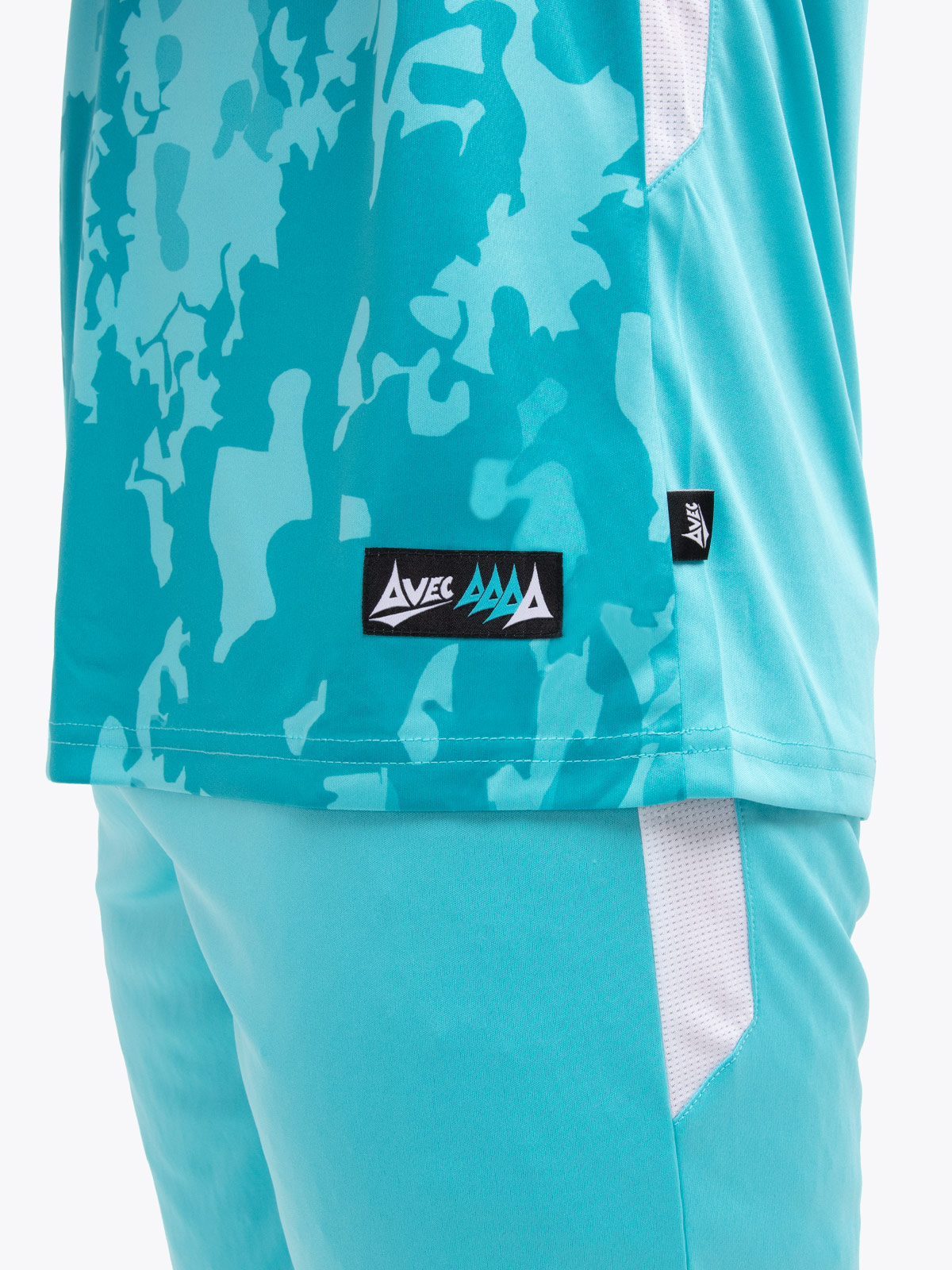 avec woven tag