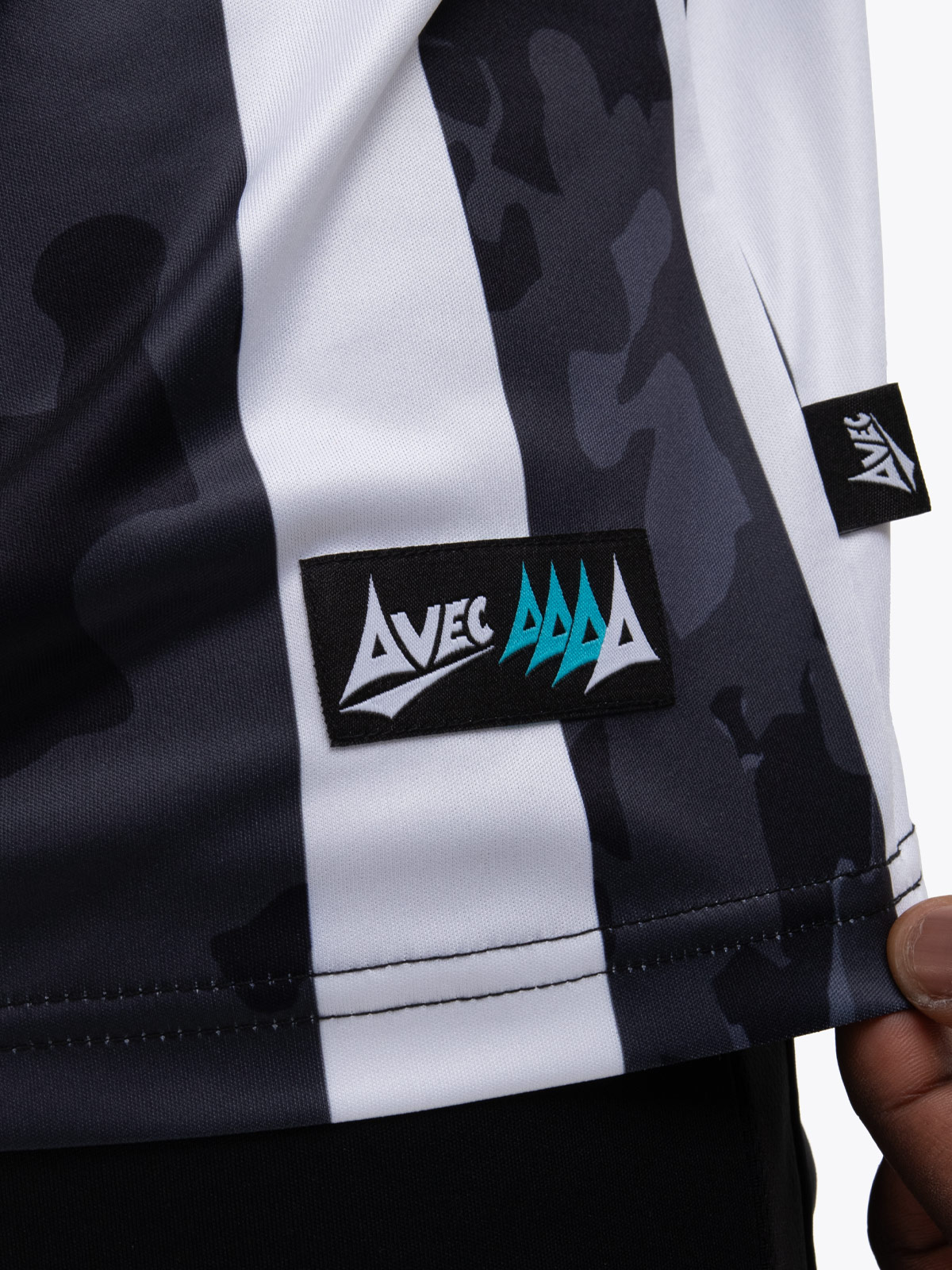 avec woven tag