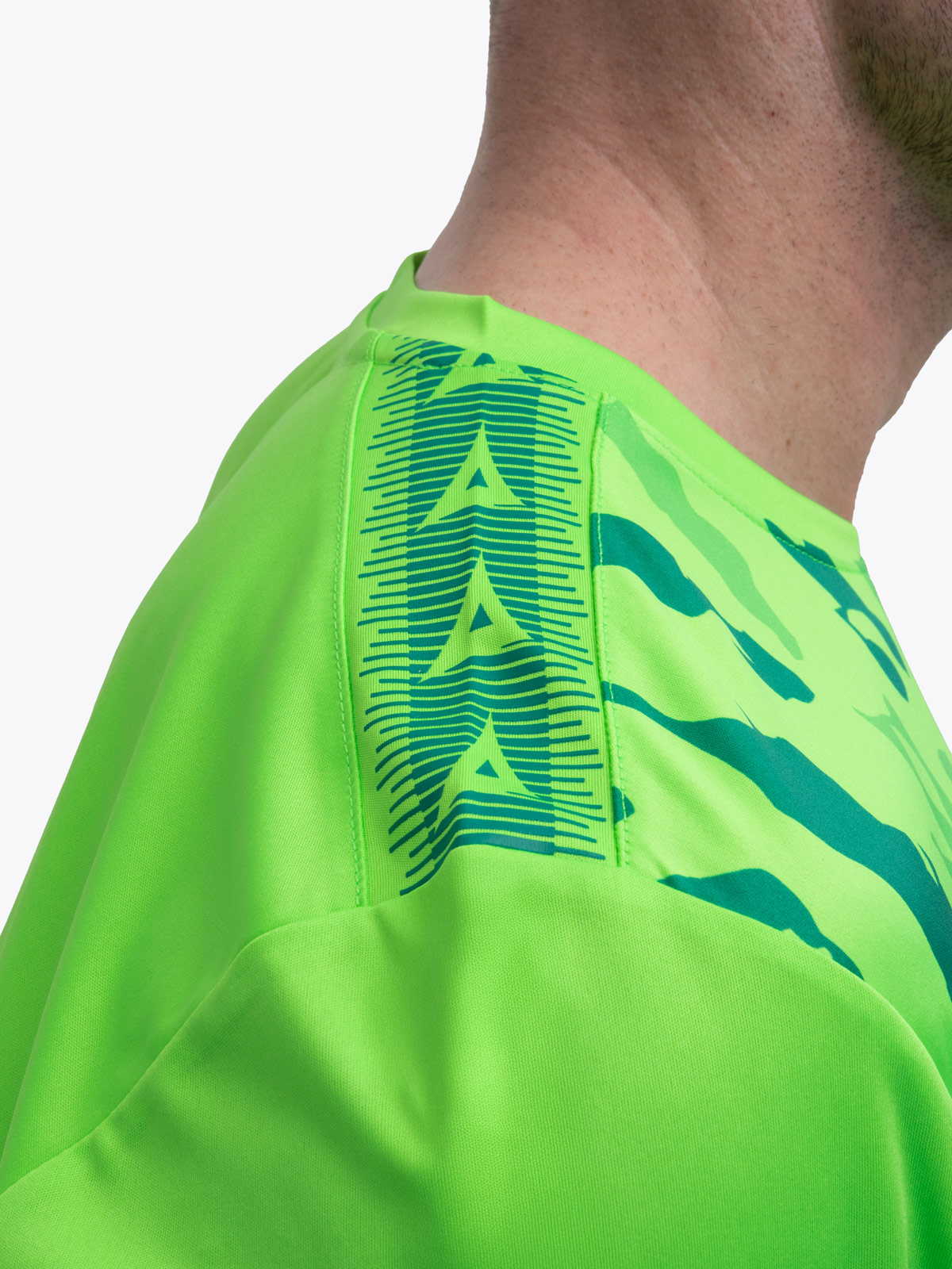 avec 'a' shoulder