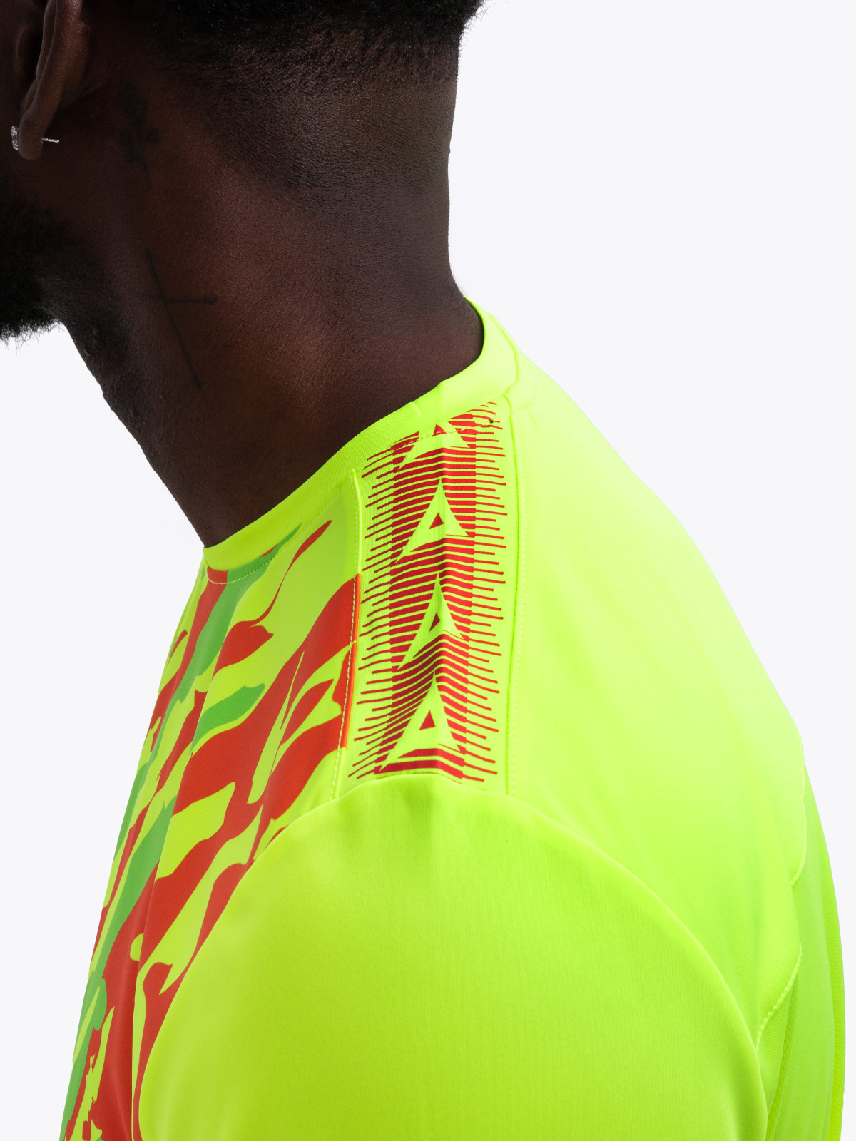 avec 'a' shoulder